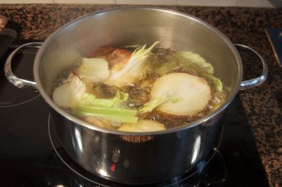 Cocinando receta caldo de cebolla