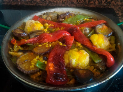 Arroz con verduras en paella